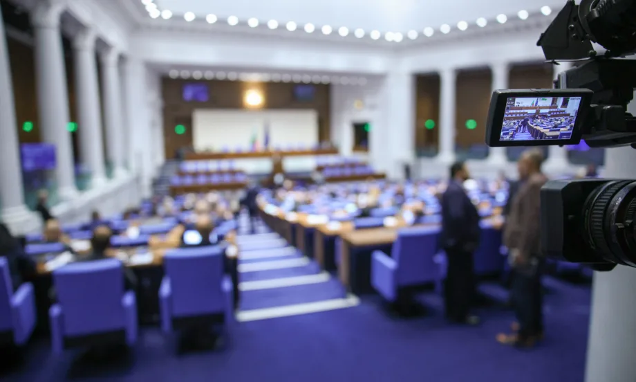 Депутати искат намаляване на ДДС и финансова помощ от 20 цента на литър гориво за успокояване на цените - Tribune.bg