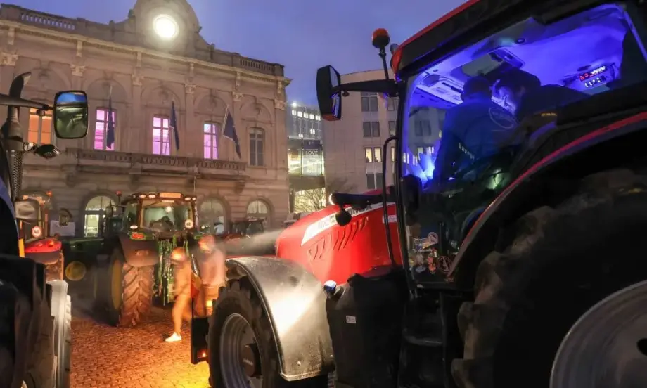 Районът около Европарламента в Брюксел е блокиран от фермерските протести - Tribune.bg