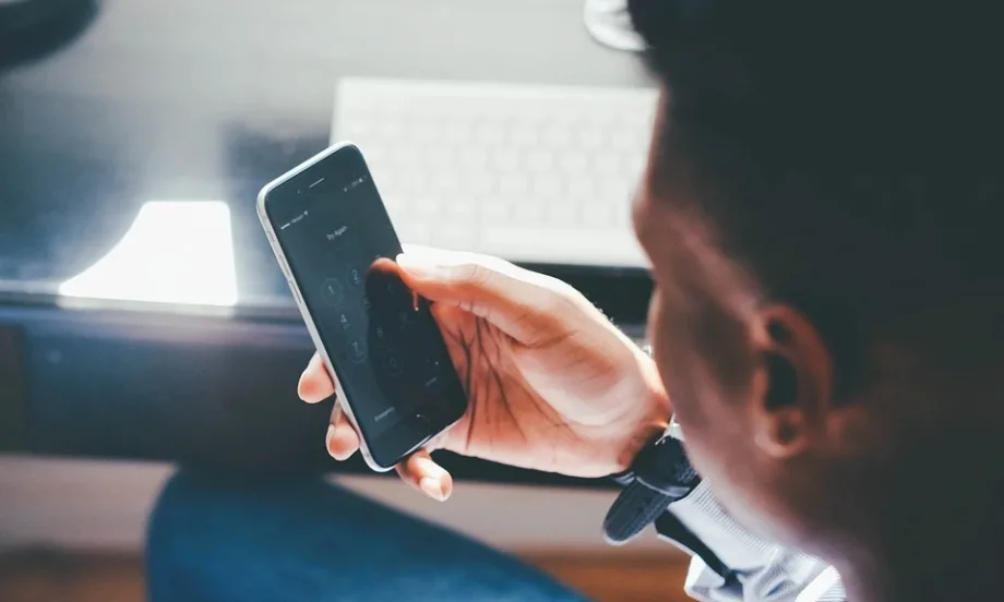 Глоби до 2 млн. лв. за мобилните оператори, ако таксуват обаждане до спешна помощ в роуминг - Tribune.bg