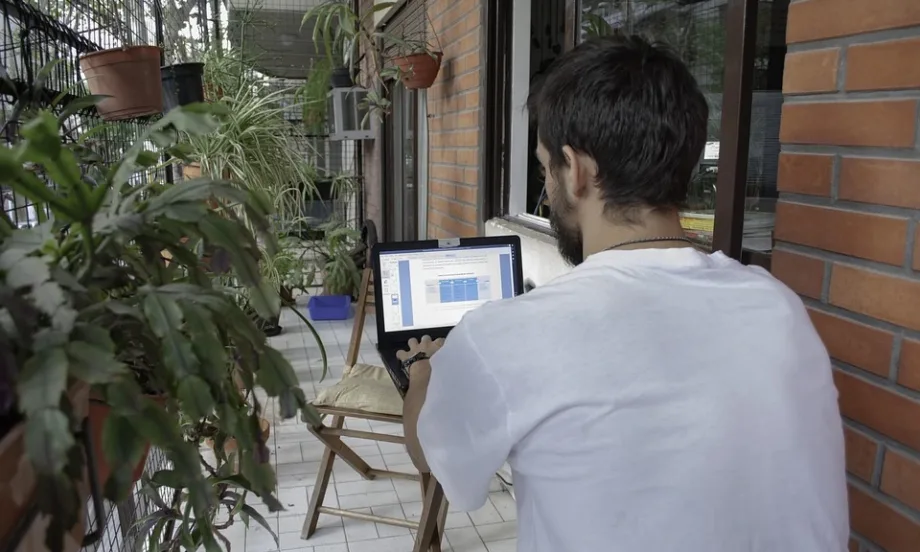 МАЕ призовава за дистанционна работа заради недостига на петрол - Tribune.bg