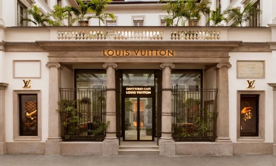 Имоти за милиарди: След дълъг ремонт магазинът на Louis Vuitton на Via Monte Napoleone в Милано отново работи (СНИМКИ) - Tribune.bg