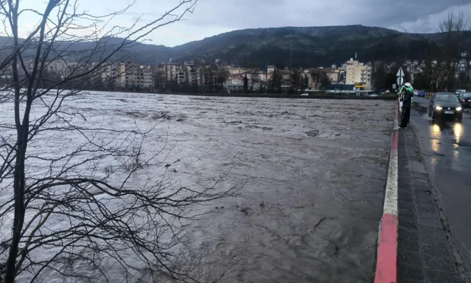 1 550 евро допълнителна помощ ще получат семействата, пострадали от потопа в Кърджалийско - Tribune.bg