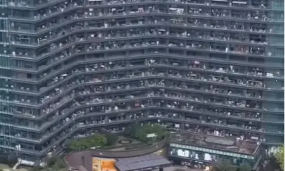 Антиутопия или лукс: Жилища за 30 хил. души в една сграда - домовете в китайски небостъргач все по-търсени (ВИДЕО) - Tribune.bg