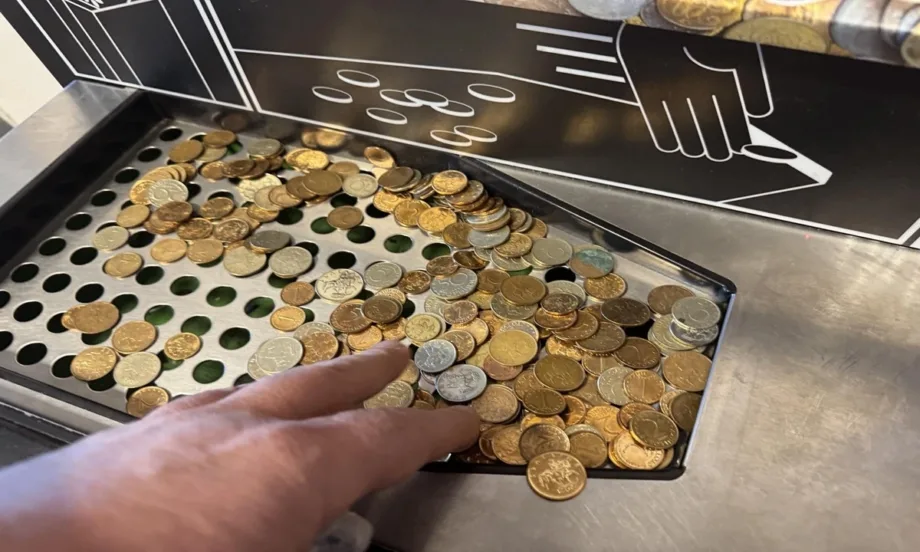 Раздяла със стотинките: Все повече хора търсят варианти за обмяната им - Tribune.bg