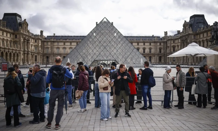 Лувърът отвори врати за първи път след кражбата на бижута (СНИМКИ) - Tribune.bg