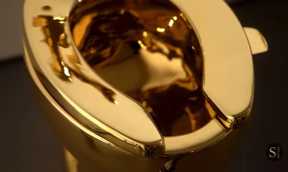 Златната тоалетна Америка на Кателан отива на търг с начална цена от $10 млн. (ВИДЕО) - Tribune.bg