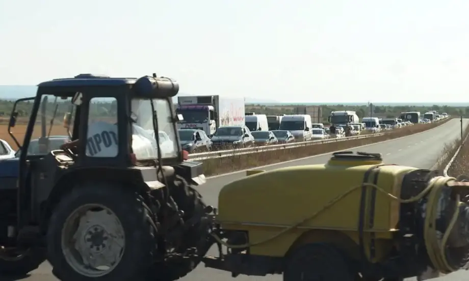 Лозари и винопроизводители на протест (СНИМКИ) - Tribune.bg