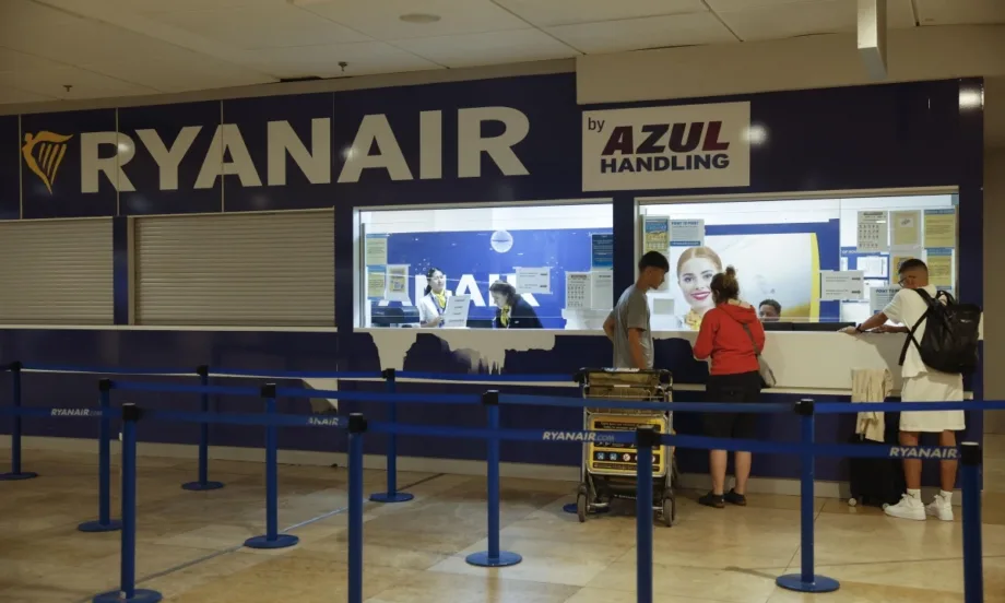 Ryanair отчете над 30% спад на печалбата си