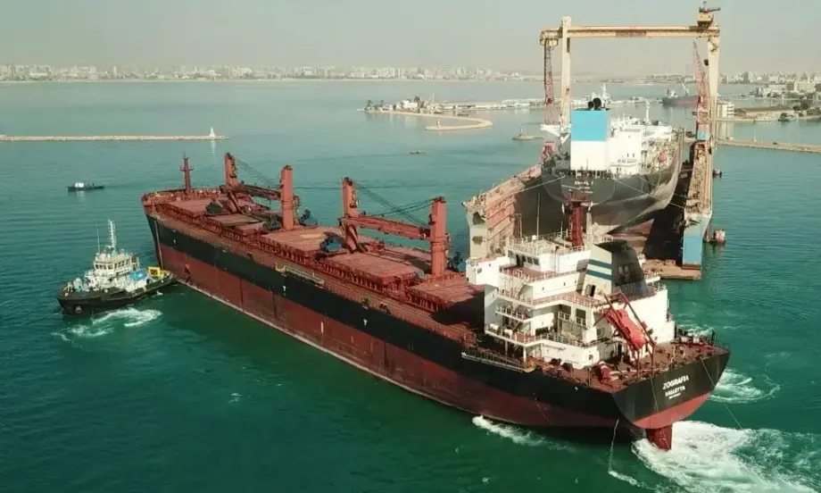 Трафикът на търговски кораби през Суецкия канал е паднал с 66% - Tribune.bg