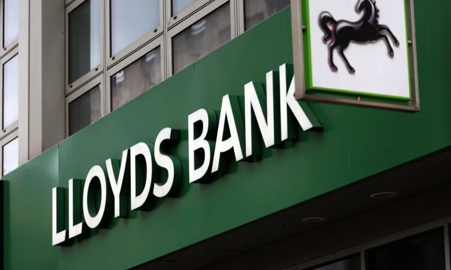 Lloyds въвежда нова система за мониторинг на служителите си - Tribune.bg