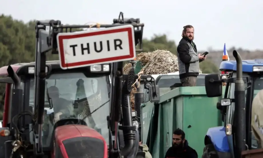 Френските фермери вдигат блокадите: Правителството обеща ежегодно по 150 млн. евро за животновъдите - Tribune.bg
