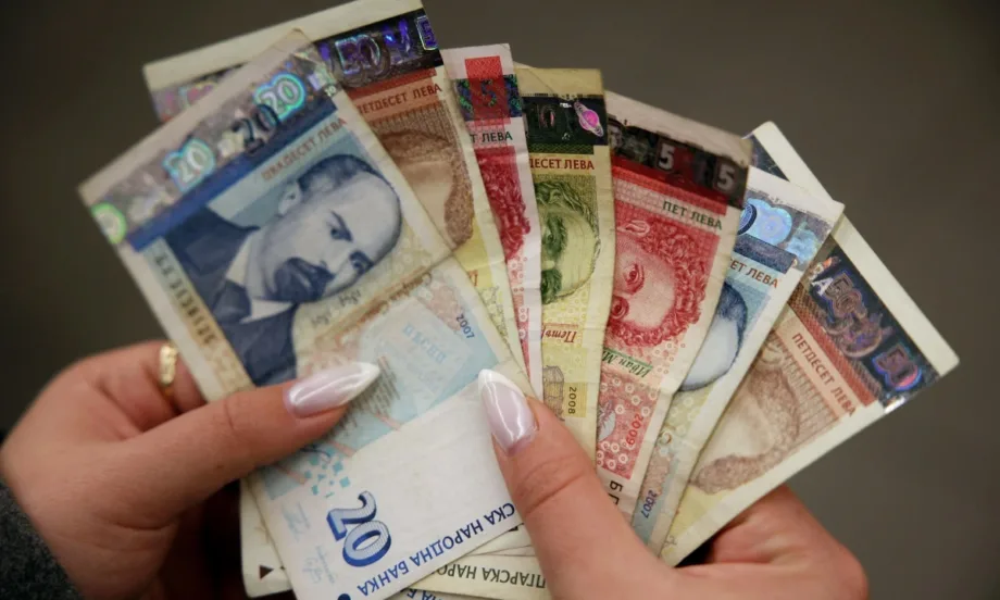 Близо 2000 лева е бил средният осигурителен доход за декември - Tribune.bg