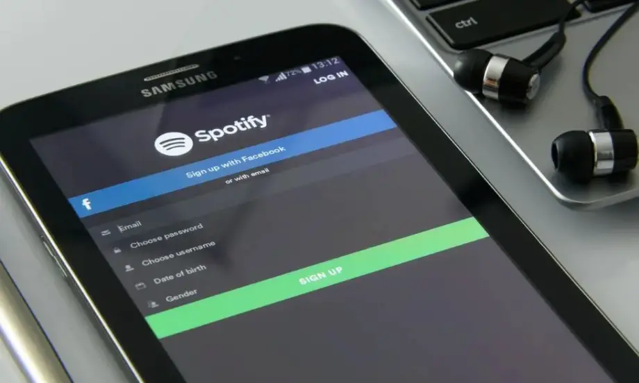 Spotify подписа нова сделка с комика Джо Роугън за 250 млн. щатски долара - Tribune.bg