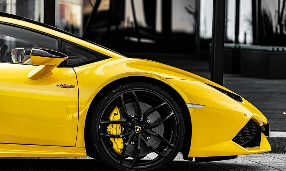 Ръмжене на двигател и мирис на гориво: Lamborghini се отказва от 100% преход към електрически автомобили - Tribune.bg