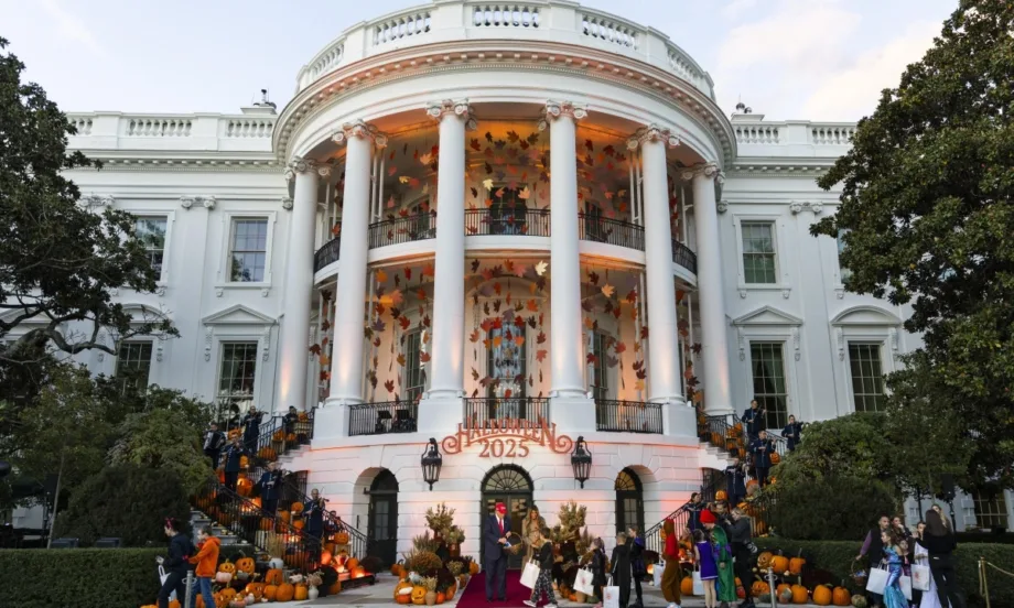 Белият дом се преобрази: Доналд и Мелания Тръмп раздаваха лакомства (СНИМКИ) - Tribune.bg