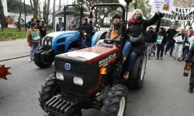 Фермерите във Франция на протест: Блокирана е основна магистрала към Париж