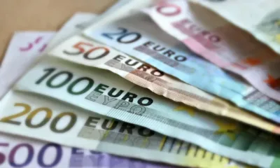 Еврото с лек спад спрямо долара