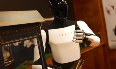 Хуманоидният робот на Tesla продава пуканки в Берлин (СНИМКИ)