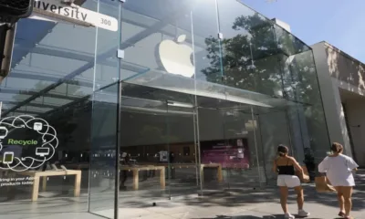 Неприятностите за Тим Кук и Apple се трупат една след друга