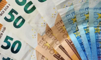 Еврото леко отстъпва пред долара