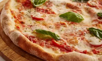 За бедни и богати: Традиционната пица и най-странните добавки в света (СНИМКИ)
