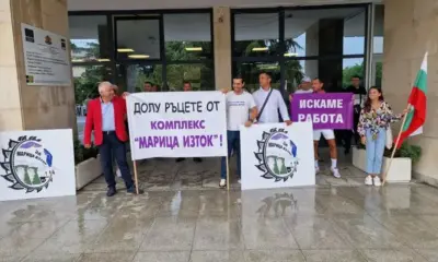 Служители на Марица Изток посрещнаха министъра на енергетиката с протест в Стара Загора (СНИМКИ)