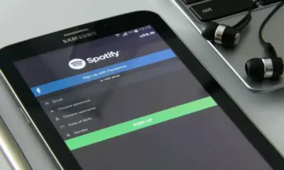 Spotify подписа нова сделка с комика Джо Роугън за 250 млн. щатски долара