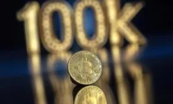 Биткойнът запазва позиция над 100 000 долара
