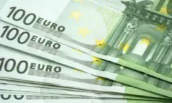 Курсът на еврото остава под прага от 1,07 долара 