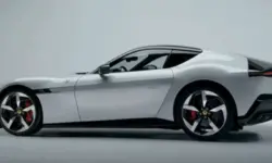 Иновативен, но вдъхновен от миналото: Ferrari представи новия си спортен автомобил (ВИДЕО)