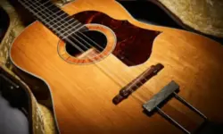 Мъж откри китара на Джон Ленън в дома на родителите си, продават я на търг за $800 хил. (СНИМКИ и ВИДЕО)