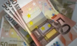 Курсът на еврото отново с лек спад спрямо долара 