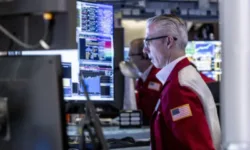 Dow Jones и S&P 500 отбелязаха лек спад преди търговските преговори с Китай