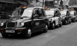 Хиляди шофьори на таксита в Лондон завеждат съдебни дела срещу Uber