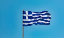 Помощ за уязвимите групи: Гърция с данък „свръхпечалба“ за петролните рафинерии и по-ниско ДДС за кафето 