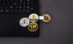 Биткойнът с леко понижение, но остава над 100 000 долара