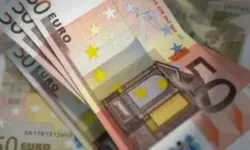 Еврото запазва курс над 1,07 долара