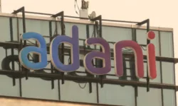 Индийският конгломерат Adani Group е претърпял зашеметяваща загуба от близо 55 млрд. долара