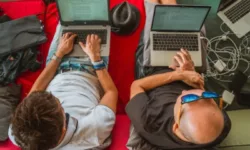 Работещите с ИИ не му се доверяват напълно