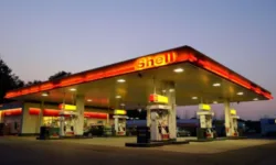 Нетната печалба на Shell се понижи с 35%