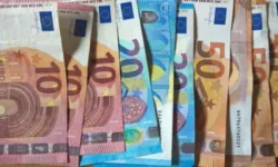 Еврото с леко понижение спрямо долара