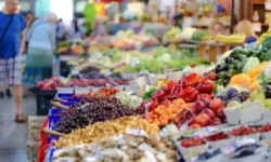 Борсовите цени на храните се понижават: Поевтиняват краставиците, доматите и черешите