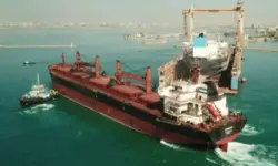 Трафикът на търговски кораби през Суецкия канал е паднал с 66%