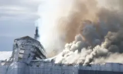 Пожар горя в старата сграда на фондовата борса в Копенхаген (СНИМКИ+ВИДЕО)